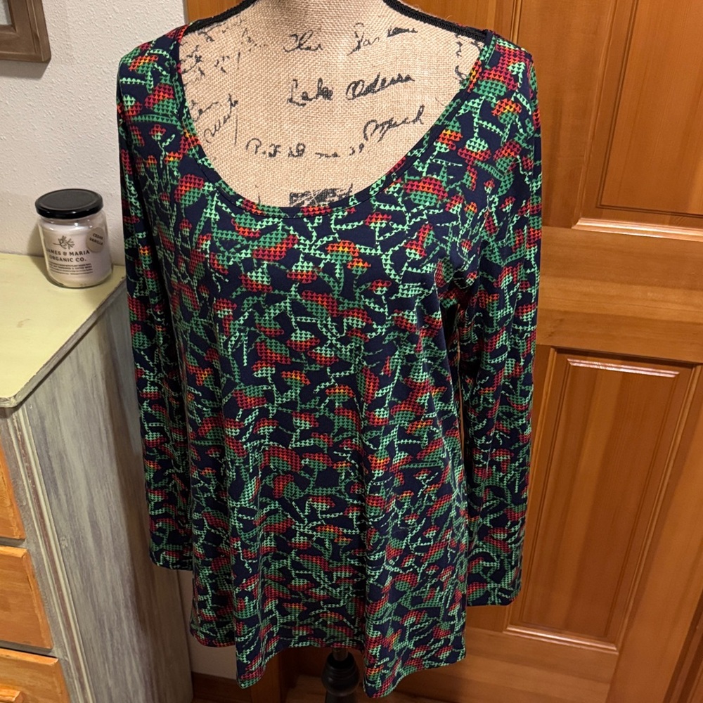 NWOT LuLaRoe “Lynnae” Patterned Women's Top